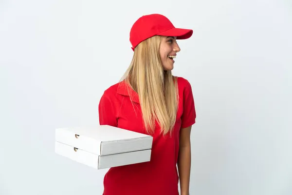 Pizza Leverans Kvinna Som Håller Pizza Isolerad Vit Bakgrund Skrattar — Stockfoto
