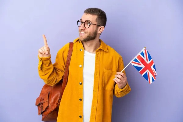 年轻的高加索人拿着一面英国国旗 背景是紫色的 这说明了一个伟大的想法 — 图库照片