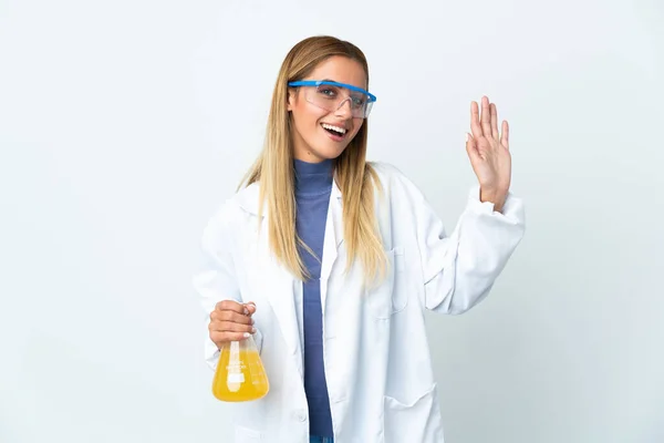 Junge Wissenschaftlerin Auf Weißem Hintergrund Die Mit Fröhlichem Gesichtsausdruck Mit — Stockfoto
