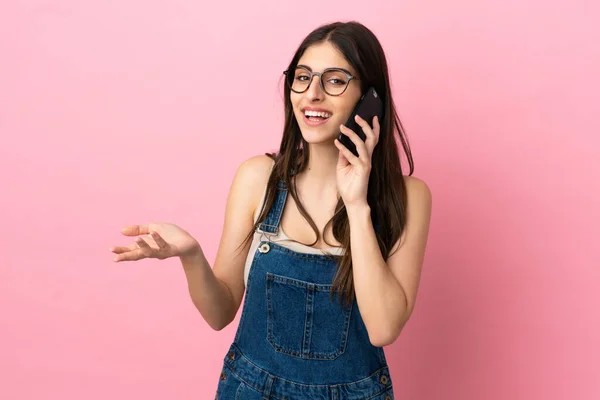 Mladá Kavkazská Žena Izolované Růžovém Pozadí Vedení Konverzace Mobilním Telefonem — Stock fotografie