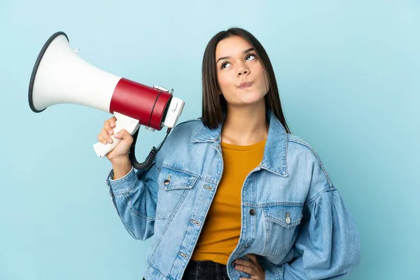 Tiener Meisje Geïsoleerd Gele Achtergrond Met Een Megafoon Denken — Stockfoto