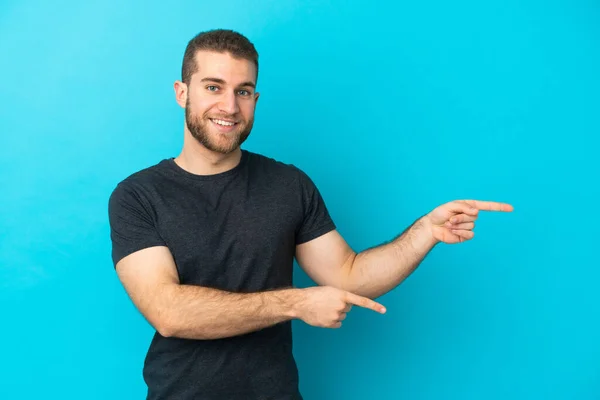 Ung Stilig Kaukasisk Man Isolerad Blå Bakgrund Peka Finger Sidan — Stockfoto