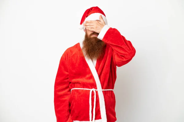 Hombre Rojizo Disfrazado Santa Claus Aislado Blanco Cubriendo Los Ojos —  Fotos de Stock