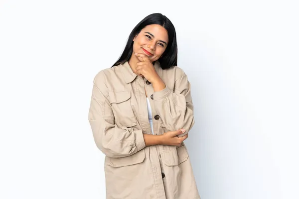 Молодая Латиноамериканка Женщина Белом Фоне Счастливая Улыбающаяся — стоковое фото