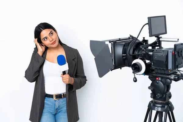 Repórter Colombiana Segurando Microfone Reportando Notícias Sobre Fundo Branco Pensando — Fotografia de Stock