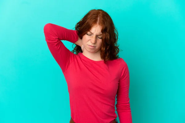 Teenager Načervenalá Žena Izolované Modrém Pozadí Bolestí Krku — Stock fotografie