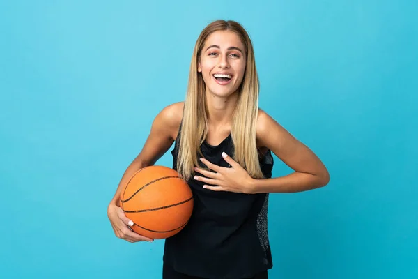 Giovane Donna Che Gioca Basket Isolato Sfondo Bianco Sorridendo Molto — Foto Stock