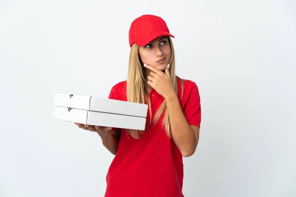 Pizzabote Mit Pizza Auf Weißem Hintergrund Hat Zweifel — Stockfoto