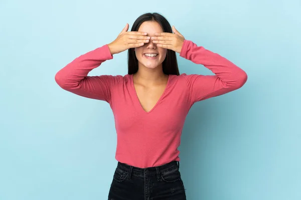 Teenager Dívka Izolované Modrém Pozadí Zakrývající Oči Rukama Úsměvem — Stock fotografie