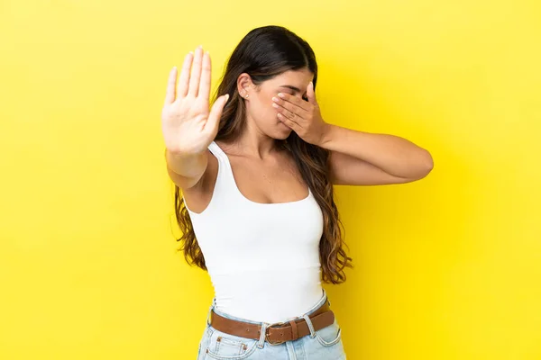 Mladá Běloška Žena Izolované Žlutém Pozadí Dělat Stop Gesto Zakrývání — Stock fotografie