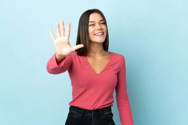 Tiener Meisje Geïsoleerd Blauwe Achtergrond Tellen Vijf Met Vingers — Stockfoto