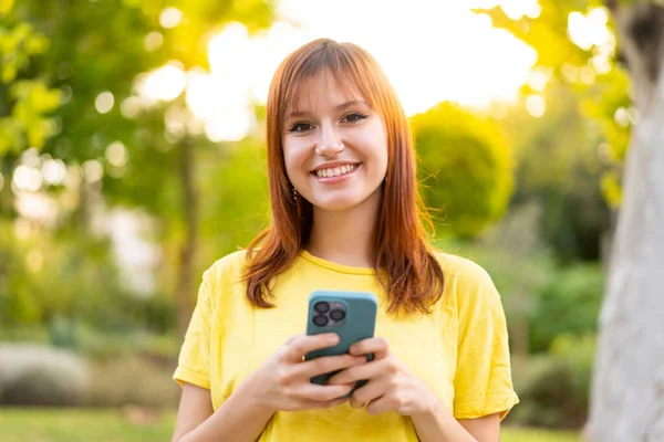 Jonge Mooie Roodharige Vrouw Buitenlucht Kijken Naar Camera Glimlachen Tijdens — Stockfoto
