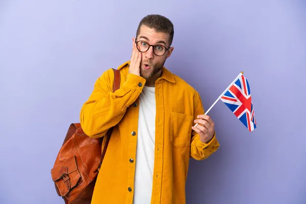 Mladý Běloch Drží Vlajku Spojeného Království Izolovanou Fialovém Pozadí Překvapením — Stock fotografie