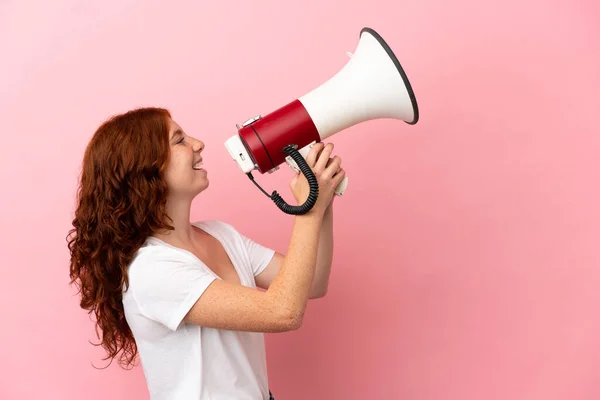 Adolescente Donna Rossastra Isolata Sfondo Rosa Urlando Attraverso Megafono Annunciare — Foto Stock