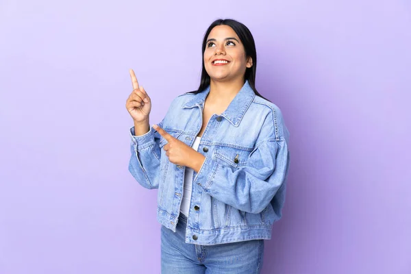 Junge Lateinamerikanische Frau Mit Isoliertem Hintergrund Die Mit Dem Zeigefinger — Stockfoto