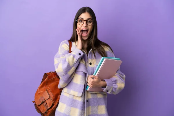 Jovem Estudante Mulher Isolada Fundo Roxo Com Surpresa Expressão Facial — Fotografia de Stock