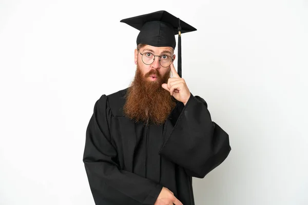 Jonge Universiteit Afgestudeerde Roodachtige Man Geïsoleerd Witte Achtergrond Denken Een — Stockfoto