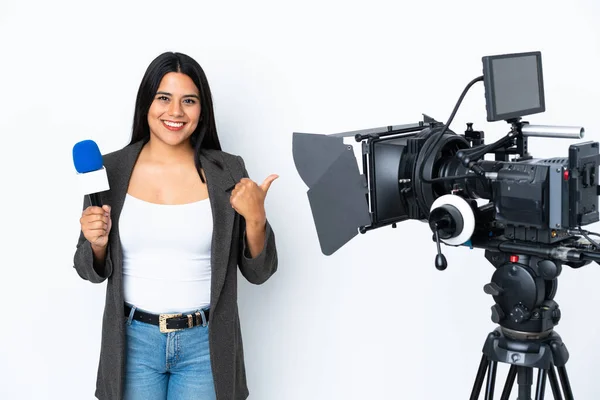 Reporter Donna Colombiana Possesso Microfono Segnalazione Notizie Sfondo Bianco Con — Foto Stock