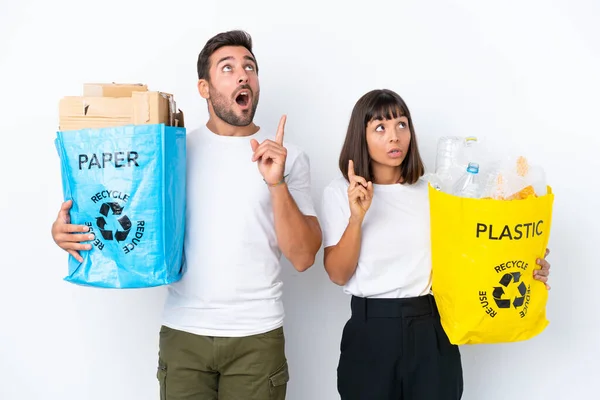 Pareja Joven Sosteniendo Una Bolsa Llena Plástico Papel Para Reciclar —  Fotos de Stock