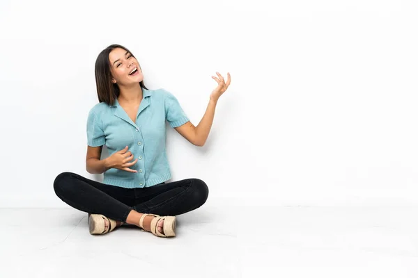 Tiener Meisje Zitten Vloer Maken Gitaar Gebaar — Stockfoto