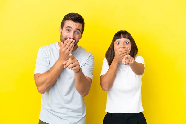 Junges Paar Auf Gelbem Hintergrund Zeigt Mit Dem Finger Auf — Stockfoto