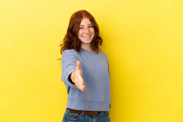 Teenager Rötliche Frau Isoliert Auf Gelbem Hintergrund Schüttelt Hände Ein — Stockfoto