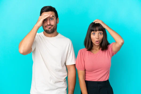 Junges Paar Isoliert Auf Blauem Hintergrund Mit Überraschung Und Schockiertem — Stockfoto