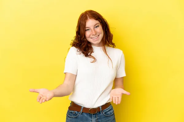 Teenager Rötliche Frau Isoliert Auf Gelbem Hintergrund Glücklich Und Lächelnd — Stockfoto