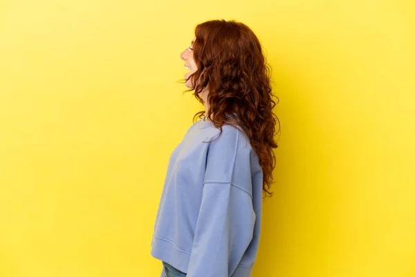 Teenager Rötliche Frau Isoliert Auf Gelbem Hintergrund Lacht Seitlicher Position — Stockfoto