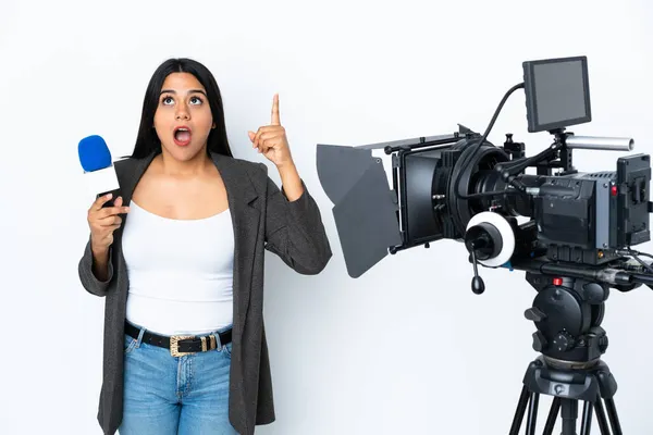 Reporter Wanita Kolombia Memegang Mikrofon Dan Melaporkan Berita Dengan Latar — Stok Foto