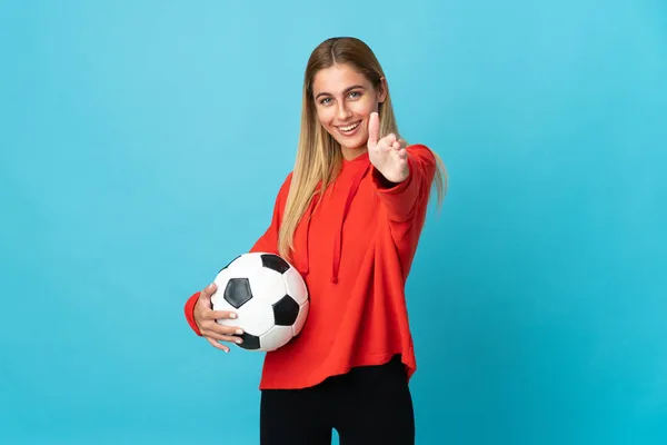 Młoda Piłkarka Kobieta Odizolowana Niebieskim Tle Ściskając Dłonie Zamknięcie Dobrej — Zdjęcie stockowe