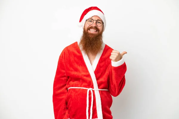 Reddish Άνθρωπος Μεταμφιεσμένος Santa Claus Απομονώνονται Λευκό Δείχνοντας Προς Πλάγια — Φωτογραφία Αρχείου