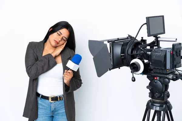 Mulher Colombiana Repórter Segurando Microfone Relatando Notícias Sobre Fundo Branco — Fotografia de Stock