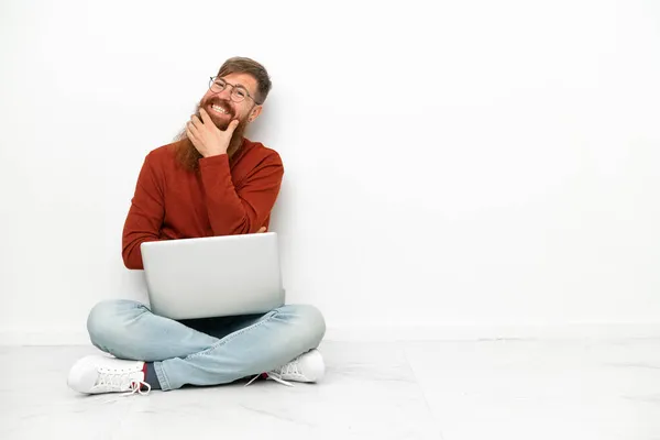 Jovem Homem Caucasiano Avermelhado Com Laptop Isolado Fundo Branco Feliz — Fotografia de Stock