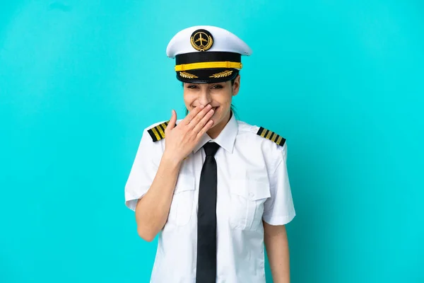 Flugzeugpilot Kaukasische Frau Isoliert Auf Blauem Hintergrund Glücklich Und Lächelnd — Stockfoto