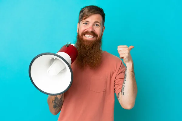 Jonge Roodachtige Blanke Man Geïsoleerd Blauwe Achtergrond Schreeuwen Door Een — Stockfoto