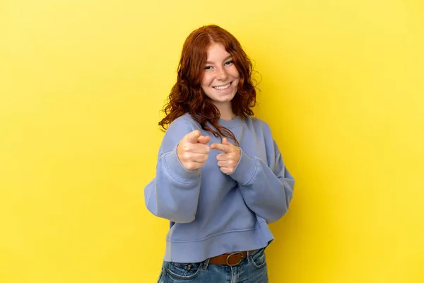 Adolescente Femme Rougeâtre Isolé Sur Fond Jaune Surpris Pointant Devant — Photo