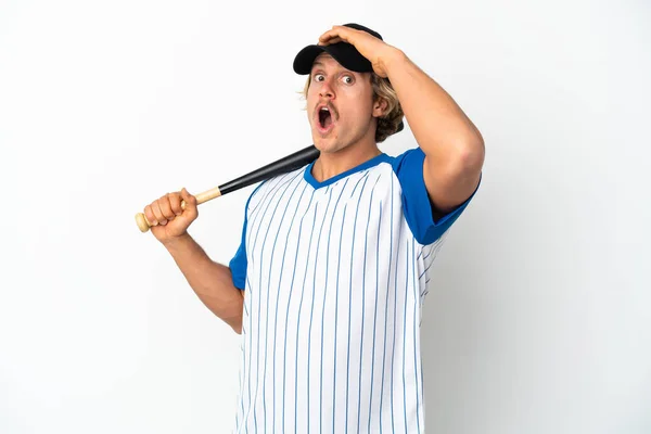 Mladý Blondýnka Muž Hraje Baseball Izolované Bílém Pozadí Dělá Překvapení — Stock fotografie