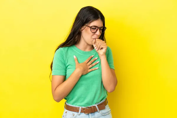 Ung Kaukasisk Kvinna Isolerad Gul Bakgrund Hosta Mycket — Stockfoto