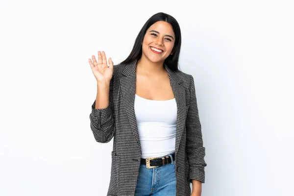 Νεαρή Λατίνα Γυναίκα Απομονωμένη Λευκό Φόντο Χαιρετώντας Χέρι Χαρούμενη Έκφραση — Φωτογραφία Αρχείου