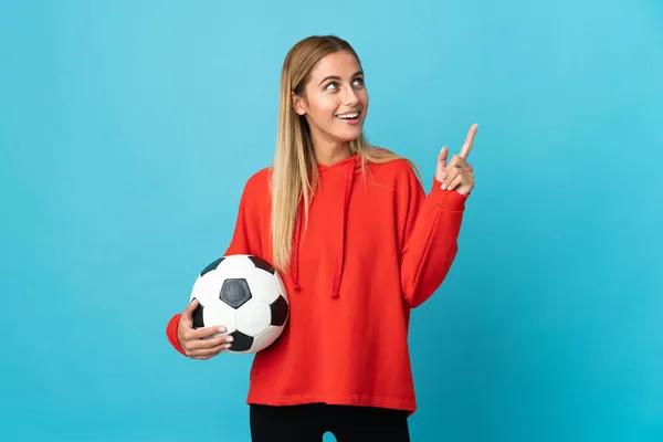 Joven Futbolista Mujer Aislada Sobre Fondo Azul Señalando Una Gran —  Fotos de Stock