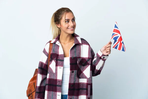 年轻女子举着一面英国国旗 背景为白色 一边高瞻远瞩 一边思考问题 — 图库照片