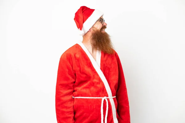Reddish Άνθρωπος Μεταμφιεσμένος Santa Claus Απομονώνονται Λευκό Αναζητούν Πλευρά — Φωτογραφία Αρχείου