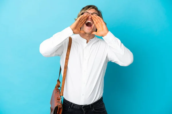 Junger Blonder Geschäftsmann Isoliert Auf Blauem Hintergrund Schreit Und Kündigt — Stockfoto