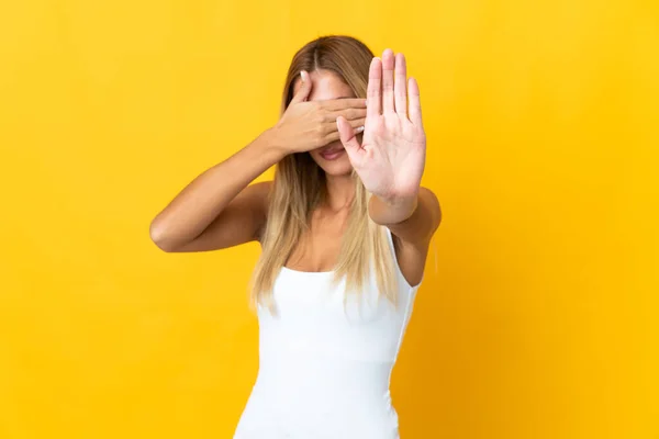 Mladé Blondýny Žena Izolované Žlutém Pozadí Dělat Stop Gesto Pokrytí — Stock fotografie