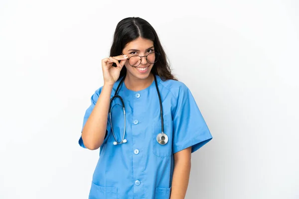 若いです外科医医師Caucasian女性隔離上の白い背景に眼鏡と幸せな — ストック写真
