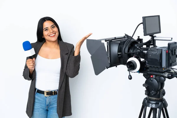 Repórter Colombiana Segurando Microfone Reportando Notícias Sobre Fundo Branco Estendendo — Fotografia de Stock