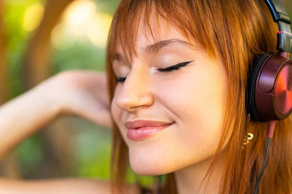 Jovem Mulher Ruiva Bonita Livre Istening Música — Fotografia de Stock