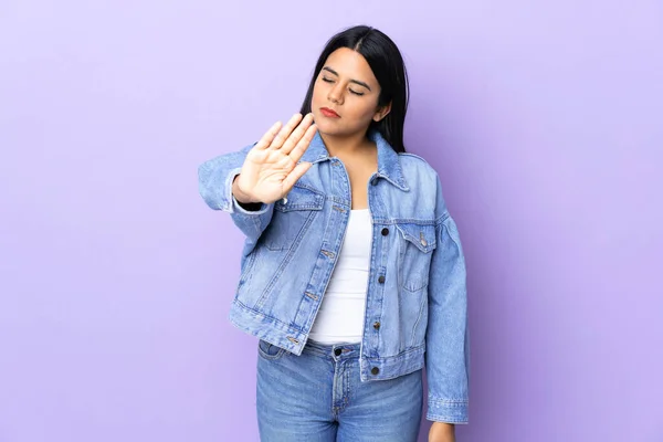 Junge Lateinamerikanische Frau Über Isolierten Hintergrund Macht Stop Geste Und — Stockfoto