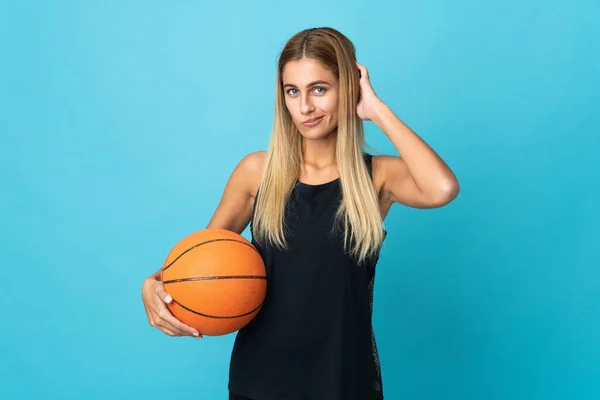 Молодая Женщина Играющая Баскетбол Белом Фоне Сомневается — стоковое фото